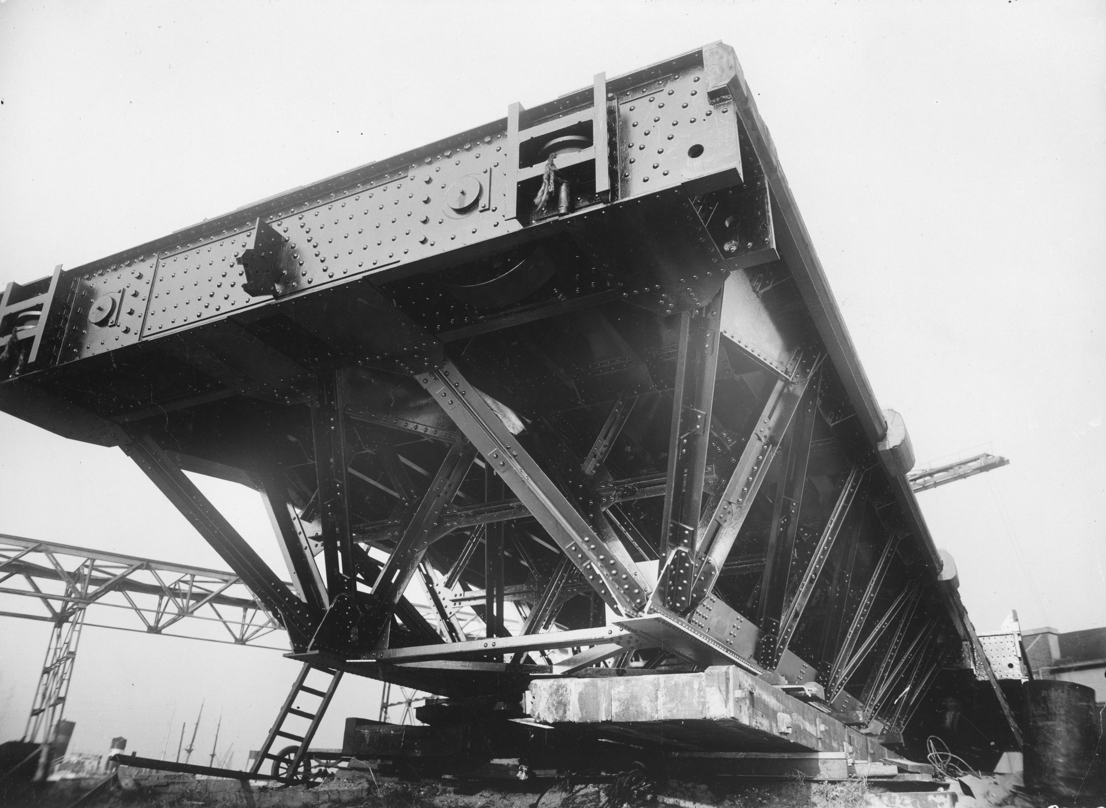 een van de 5 oude hefdeuren van de sluis